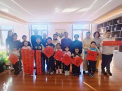 <strong>孩子们则全神贯注地听讲</strong>