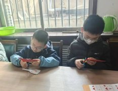 为孩子们讲述红军长征胜