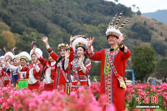 2025漳州华安土楼半程马拉松激情开跑：二宜楼前