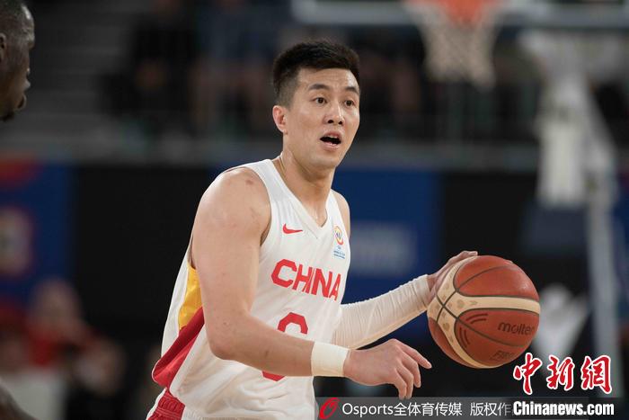 中国男篮公布对阵巴林的12人名单，郭艾伦因大腿