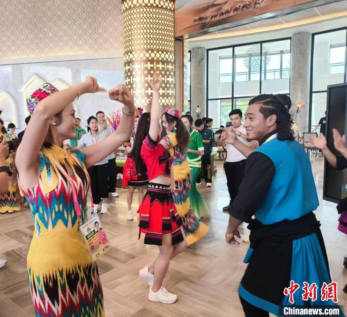 民族团结共舞：运动会期间各代表团共享文化盛