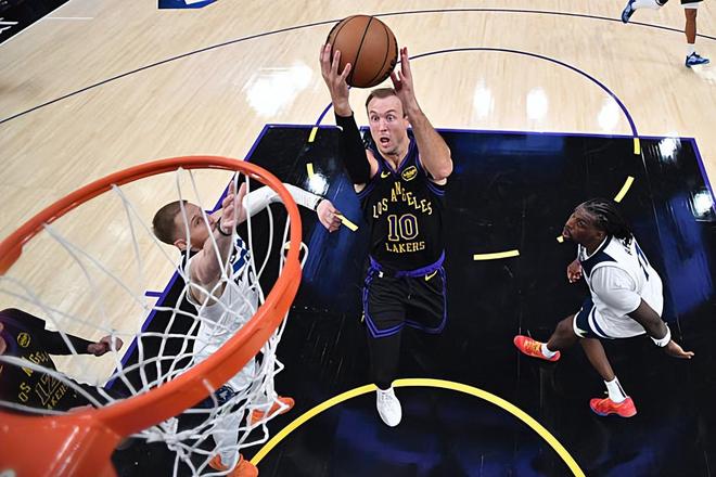 湖人双线突破肯纳德成关键先生