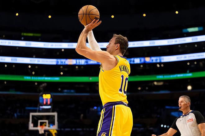 湖人双线突破肯纳德成关键先生