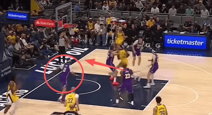 湖人内线防守支柱海斯通过控制身体减少犯规困