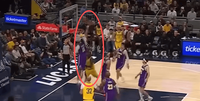 湖人内线防守支柱海斯通过控制身体减少犯规困