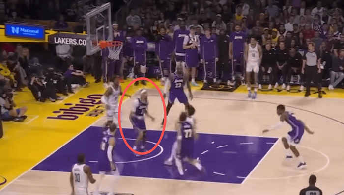 湖人内线防守支柱海斯通过控制身体减少犯规困