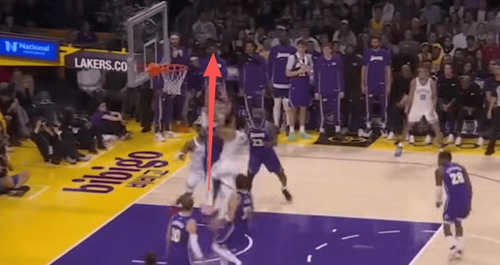 湖人内线防守支柱海斯通过控制身体减少犯规困