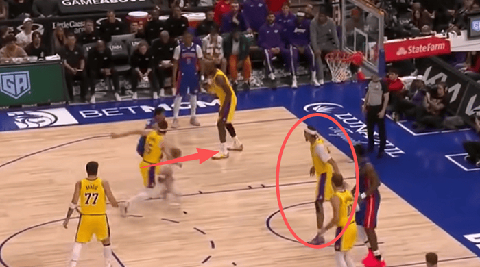 湖人内线防守支柱海斯通过控制身体减少犯规困