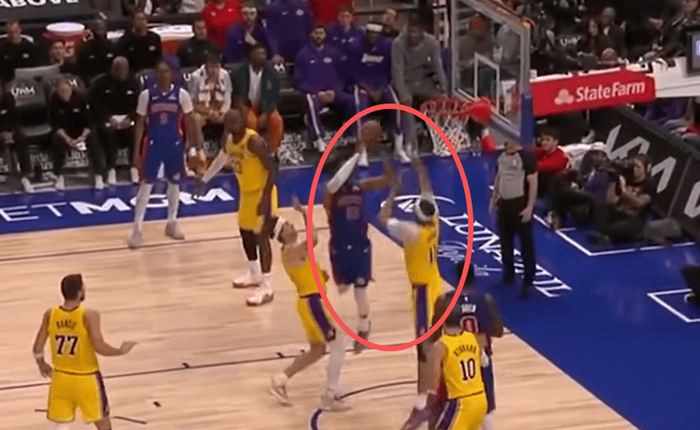 湖人内线防守支柱海斯通过控制身体减少犯规困