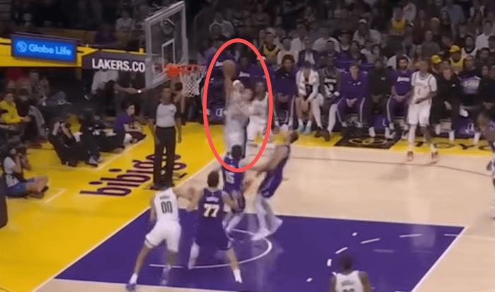 湖人内线防守支柱海斯通过控制身体减少犯规困