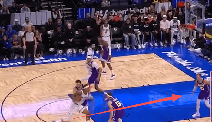 湖人内线防守支柱海斯通过控制身体减少犯规困