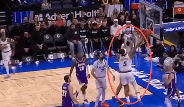 湖人内线防守支柱海斯通过控制身体减少犯规困