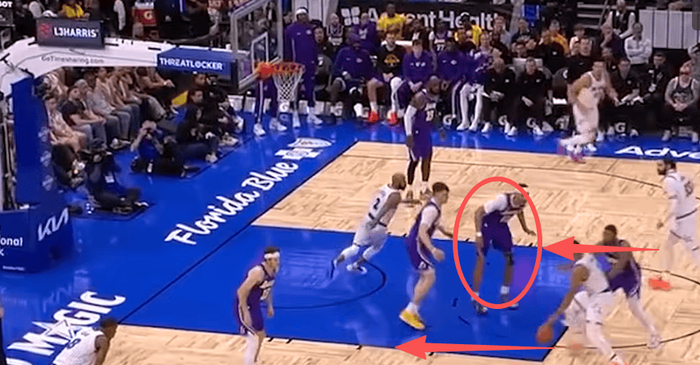 湖人内线防守支柱海斯通过控制身体减少犯规困